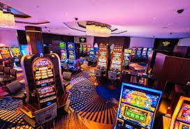 Tampilan layar permainan slot dan meja dealer langsung di selebtoto